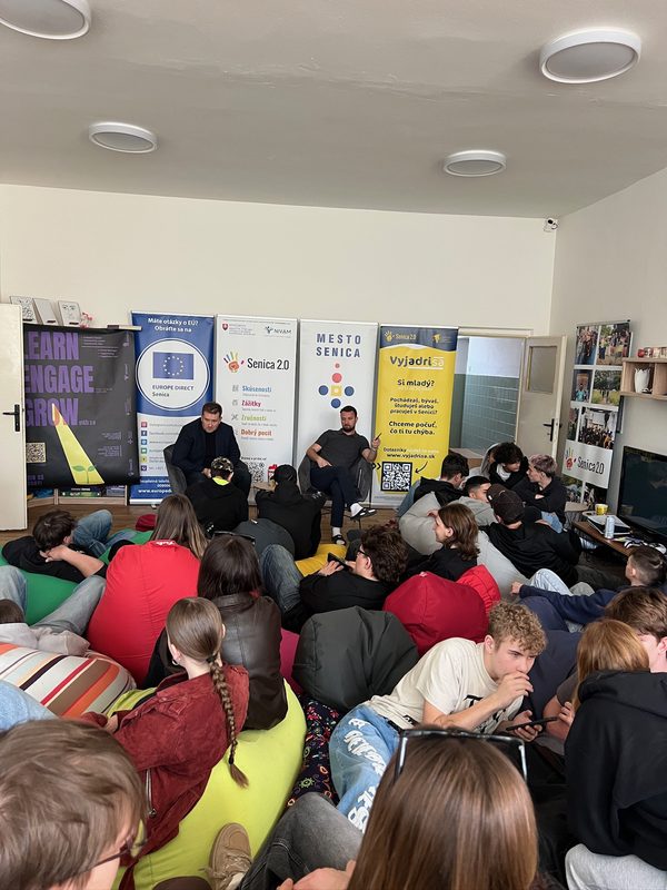 Limča s primátorom a mladými v klubovni KiviK